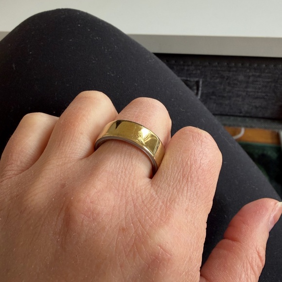 Oura Ring Gen 4, Gold, size 9 - Picture 3 of 6
